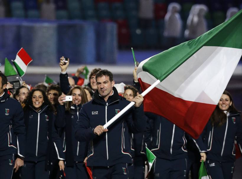L’italiano Armin Zoeggeler porta la bandiera dell’Italia durante la cerimonia d’apertura dei Giochi. (LaPresse)